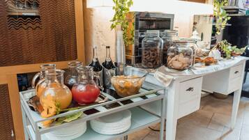 Un buffet proposant une variété de plats et de boissons.