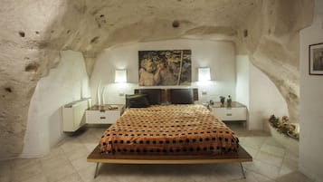 Geluiddichte muren, een strijkplank/strijkijzer, babybedden