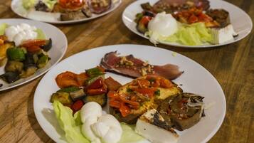 Serveert lunch en diner, Italiaanse gerechten