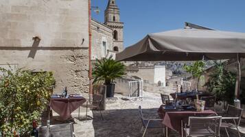 Serveert lunch en diner, Italiaanse gerechten