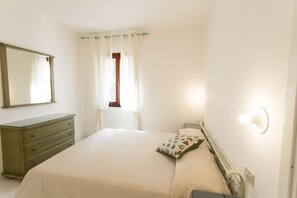 Appartement, 2 chambres, patio | Coffres-forts dans les chambres, fer et planche à repasser