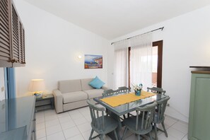 Apartment, 1 Bedroom, Patio | In-room dining