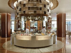 2 restaurantes; se sirve desayuno, almuerzo y cena