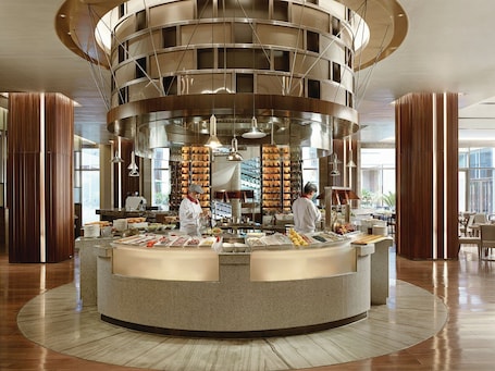 2 restaurantes; se sirve desayuno, almuerzo y cena; cocina china