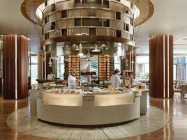 2 ห้องอาหาร, บริการอาหารเช้า อาหารกลางวัน อาหารเย็น, อาหารจีน