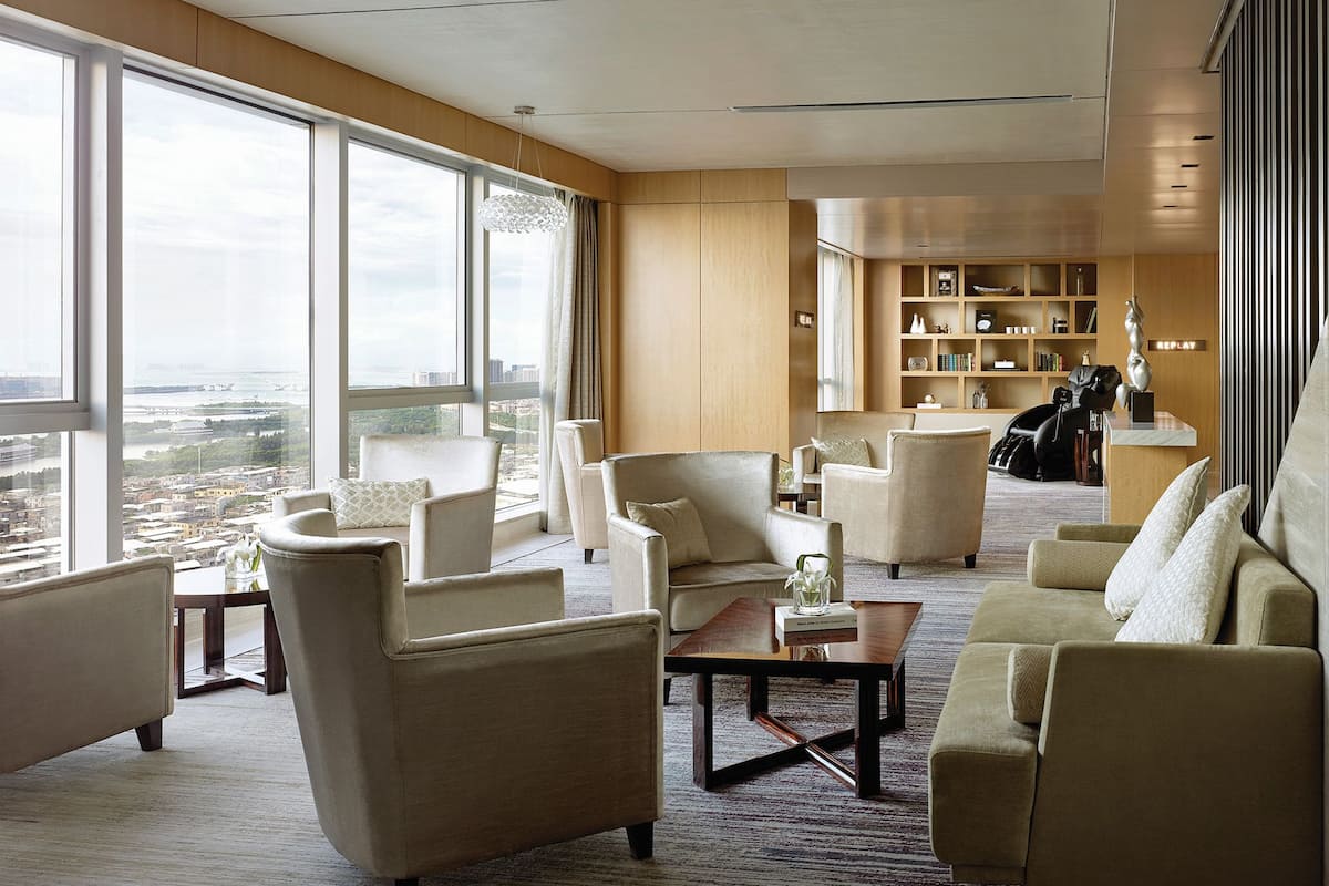 lobby lounge, al fresco dining, open daily