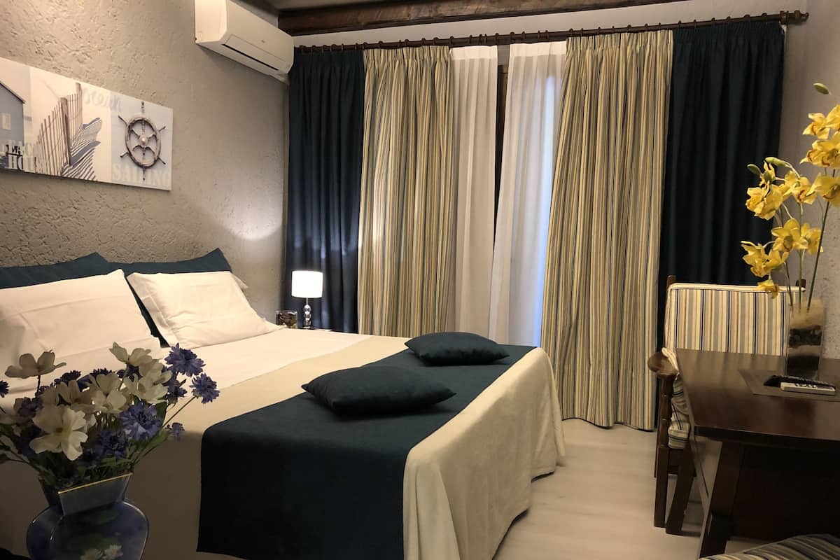 Minibar, in-room safe, soundproofing, free WiFi