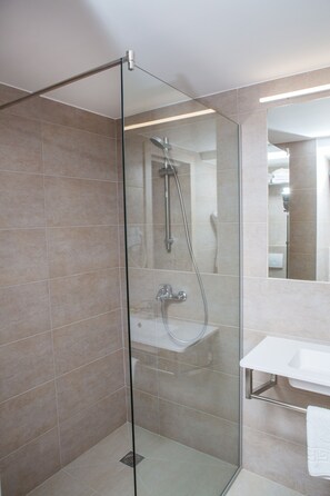 Habitación triple de lujo, varias camas | Ducha del cuarto de baño