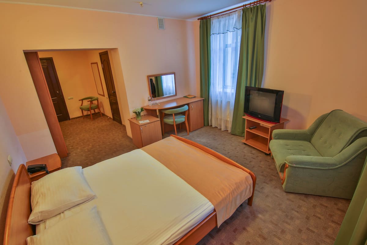 Standard Double Room, Multiple Beds | 1 bedroom, premium bedding, minibar, in-room safe
