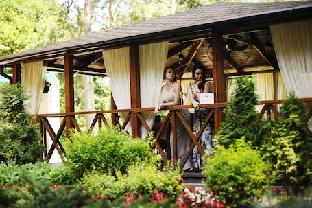 2 restaurants; breakfast, lunch and dinner served . Hotel Ukraina