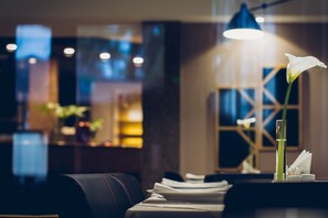 Hi ha 2 restaurants amb plats de cuina de l'est d'Europa 
