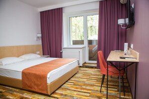 Standard Single Room, 1 Queen Bed | Premium bedding, minibar, in-room safe, desk - Hotel Ukraina (Cherkasy)