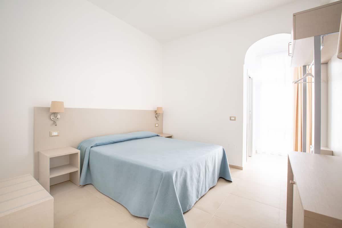 double room | minibar, in-room safe, desk, free wifi