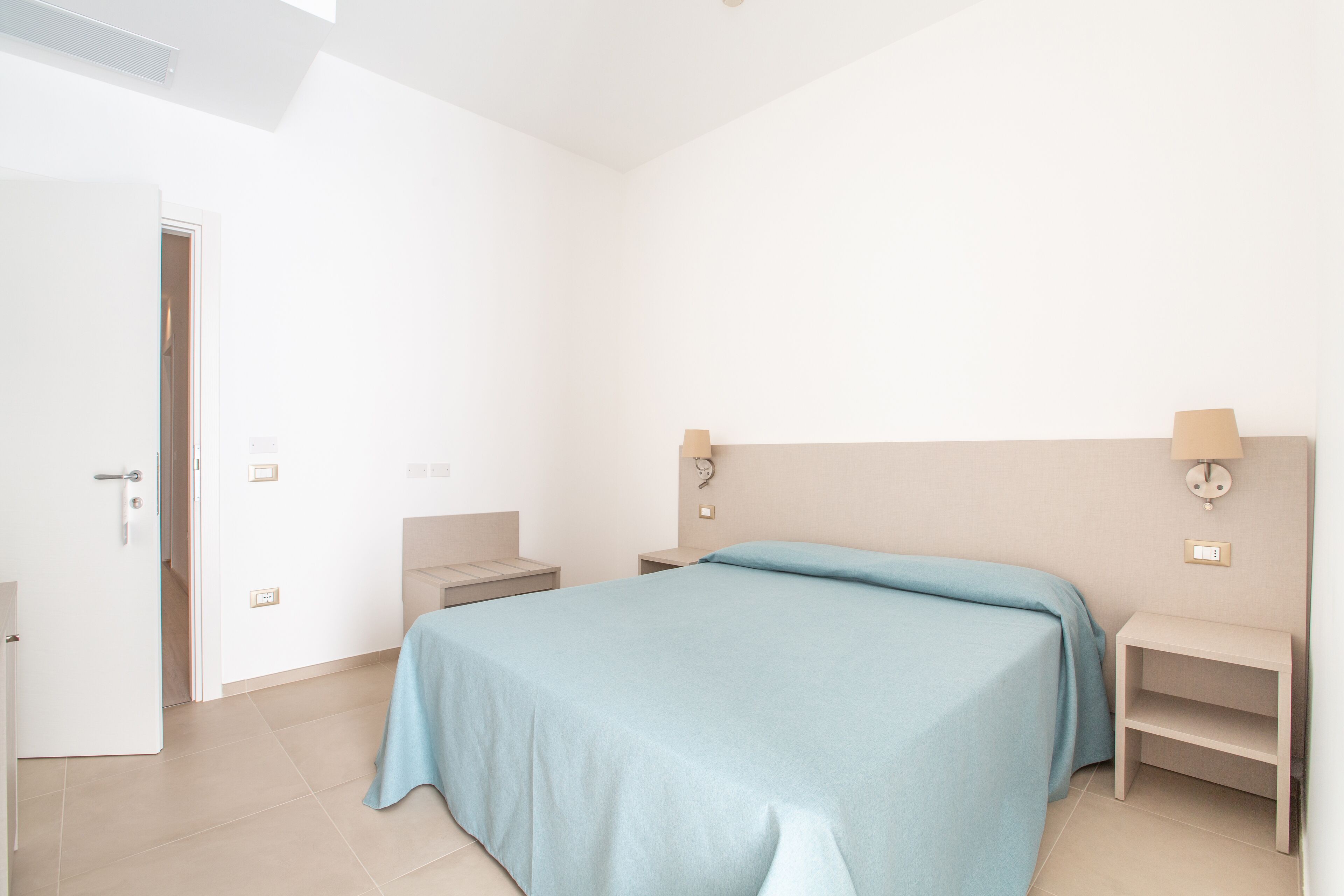 Minibar, caja de seguridad en la habitación, wifi gratis y ropa de cama 