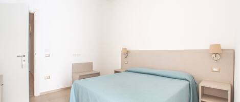 迷你吧、客房内保险箱、免费 WiFi、床单