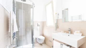 Shower, free toiletries, hair dryer, bidet