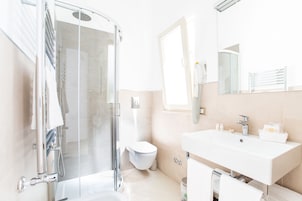Ducha, artículos de tocador gratuitos, secador de pelo, bidet
