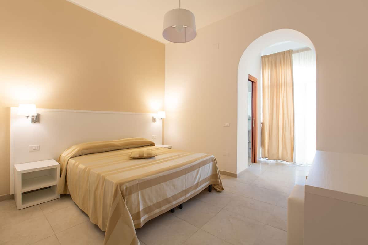 Basic Double Room | Minibar, in-room safe, free WiFi, bed sheets