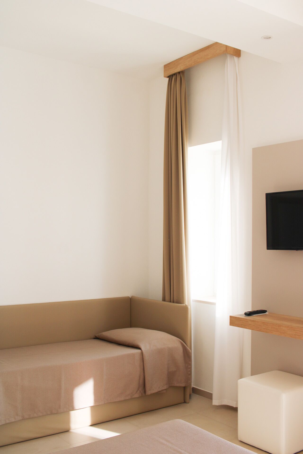 Habitación triple estándar | Minibar, caja de seguridad en la habitación, wifi gratis y ropa de cama 