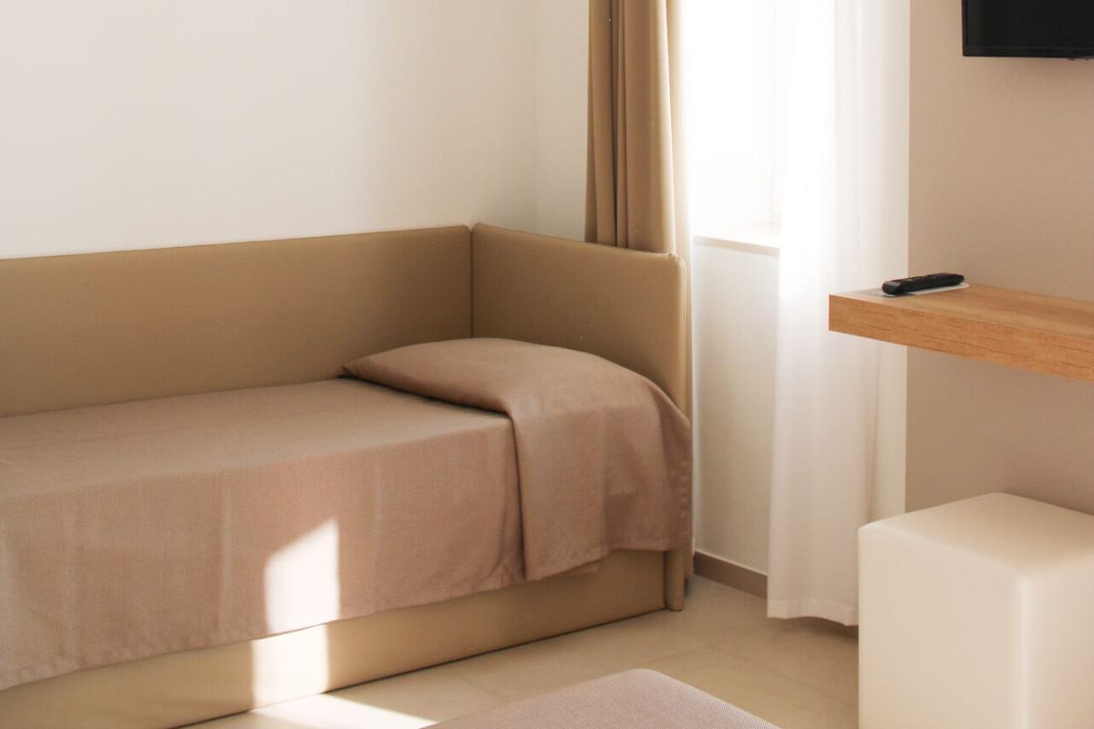 Habitación triple estándar | Minibar, caja de seguridad en la habitación, wifi gratis y ropa de cama