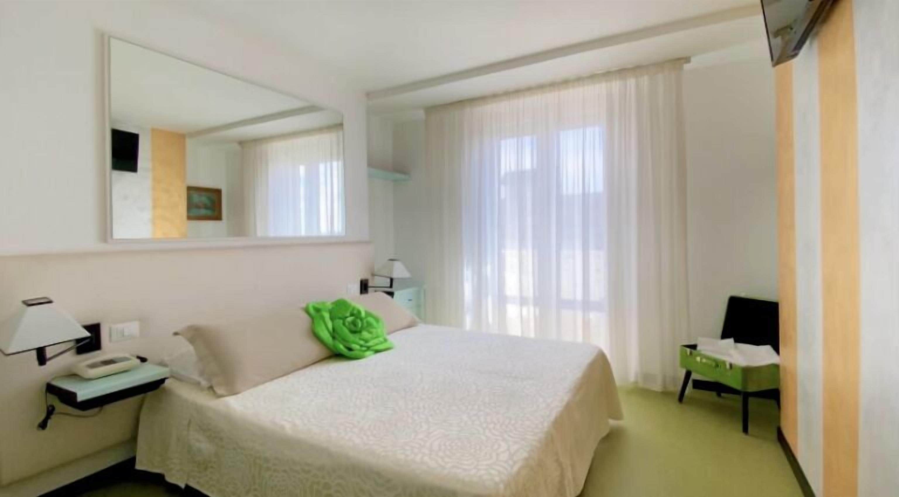 Premium bedding, in-room safe, desk, laptop workspace