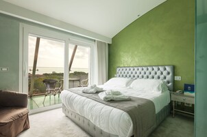 Ropa de cama de alta calidad y caja de seguridad en la habitación 