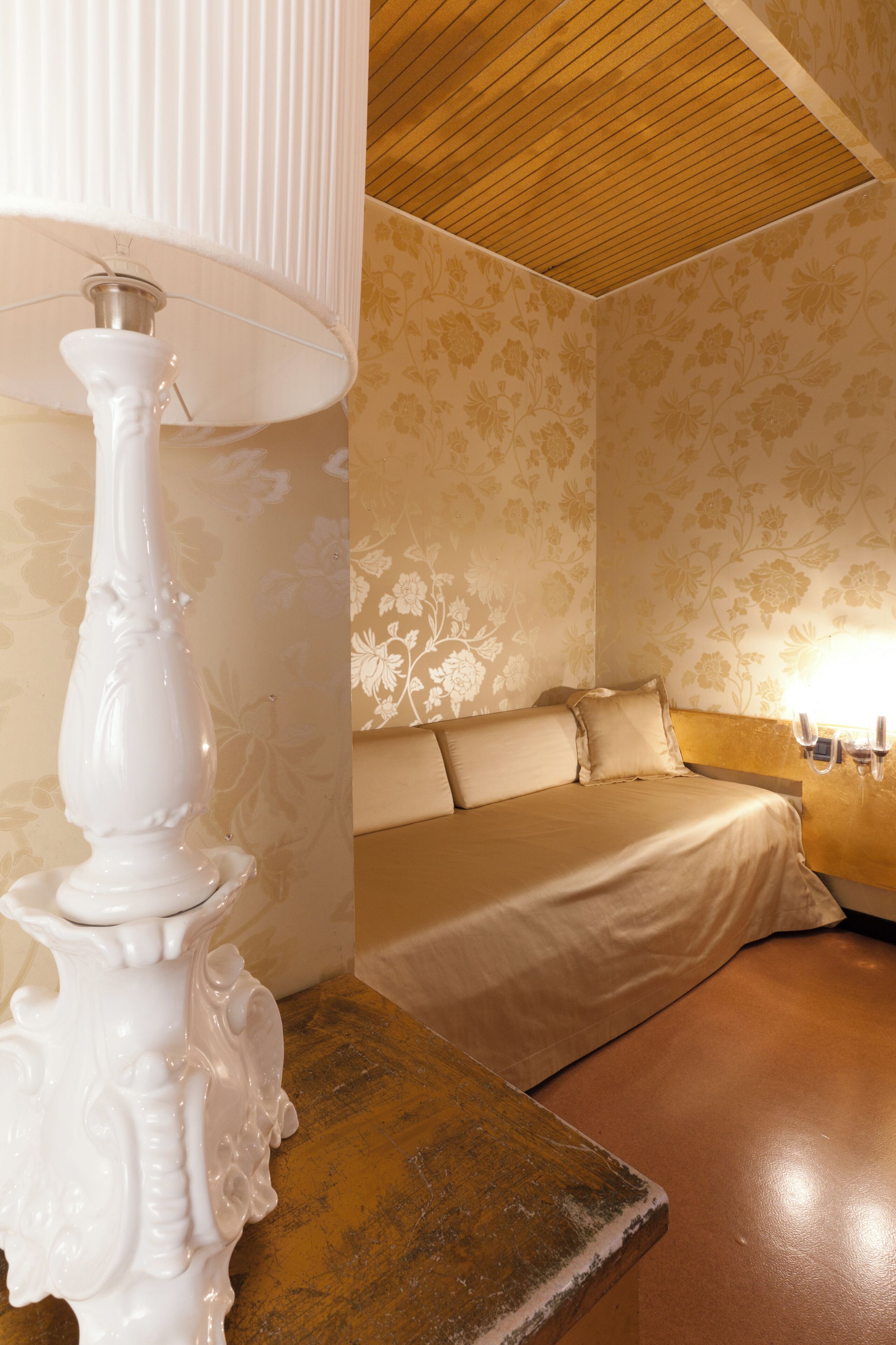 Premium bedding, in-room safe, desk, laptop workspace