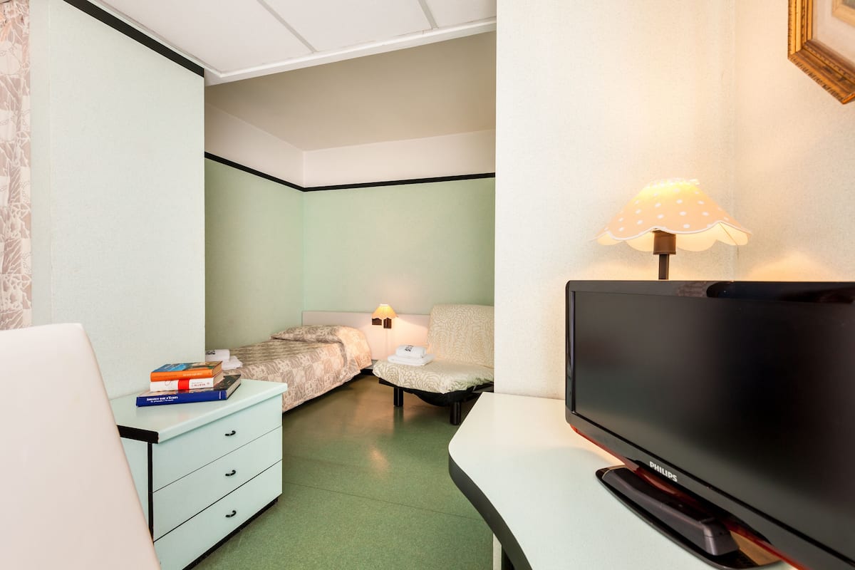 1 bedroom, premium bedding, in-room safe, desk