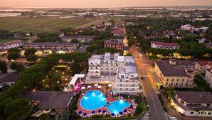 An aerial view of a hotel with a swimming pool, surrounded by greenery and a road. - Hotel Ca' Di Valle (Cavallino-Treporti)