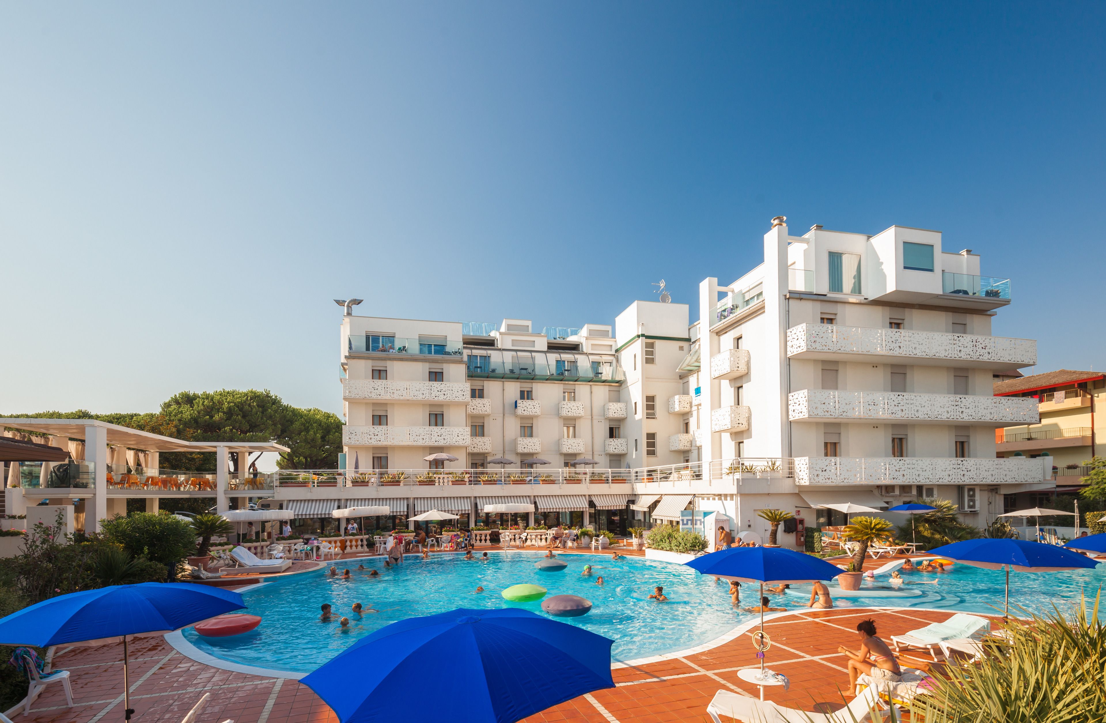 Un hôtel doté d’une piscine, de nombreux balcons et d’espaces extérieurs aménagés pour se détendre.