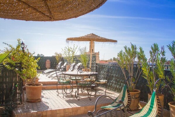 Sarapan, makan tengah hari, makan malam dihidangkan; masakan Maghribi