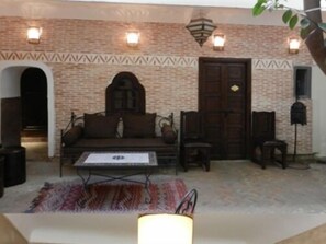 Peti besi dalam bilik, langsir/tirai gelap terus