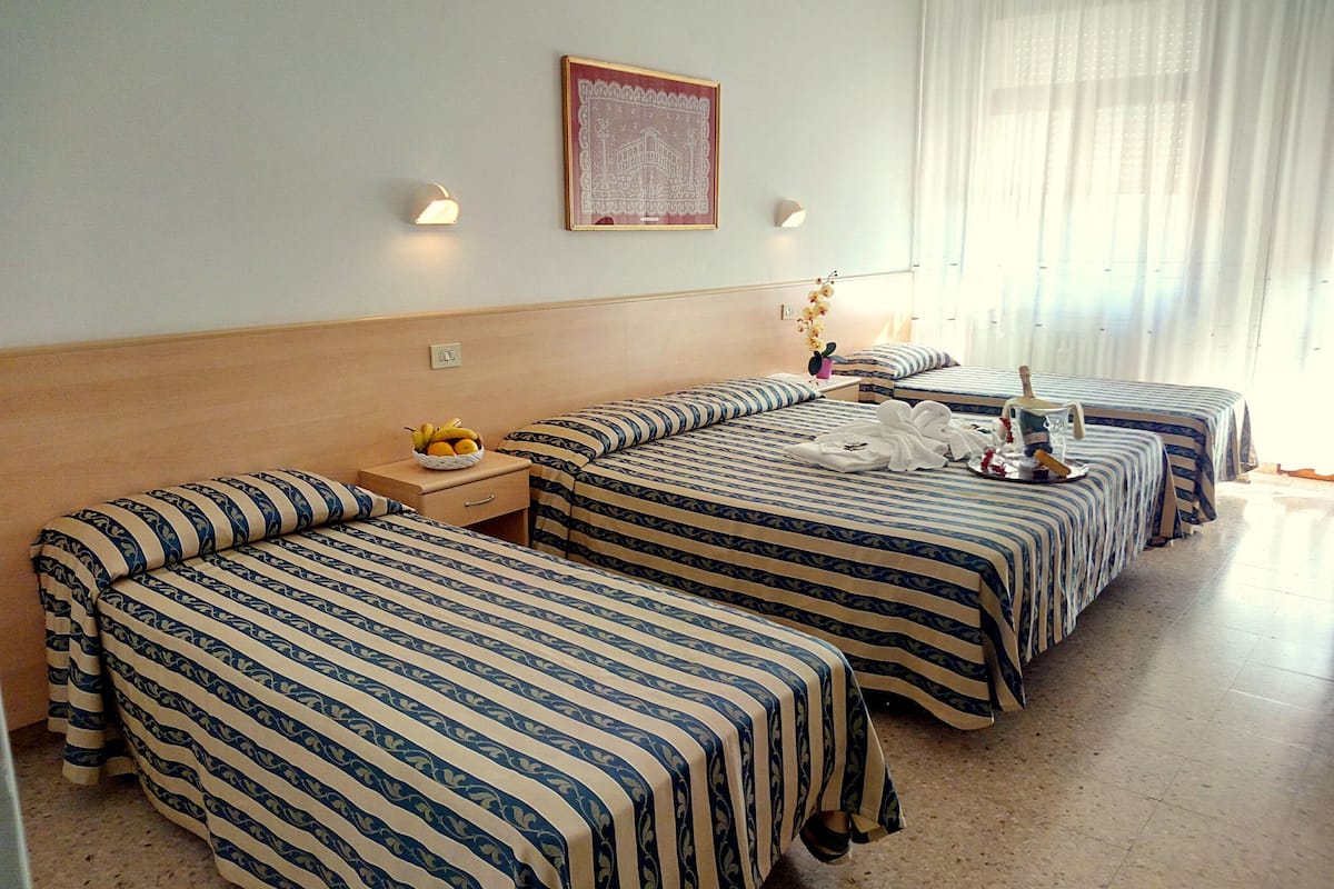 Coffres-forts dans les chambres, bureau, Wi-Fi gratuit, draps fournis