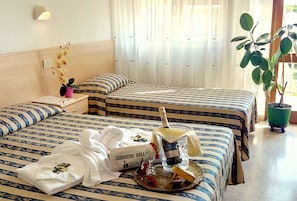 Coffres-forts dans les chambres, bureau, Wi-Fi gratuit, draps fournis