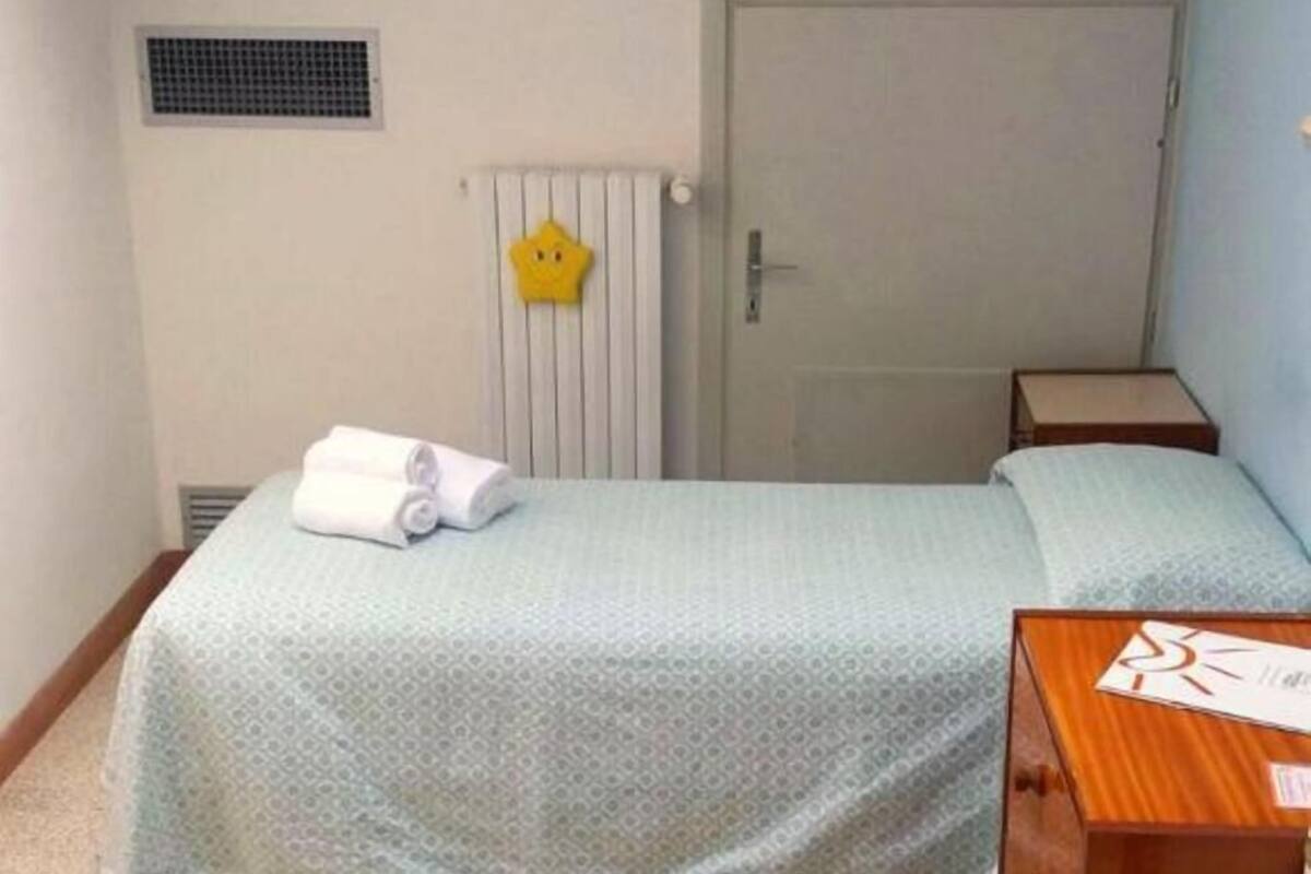 Chambre Simple Ăconomique (Mansard) | Coffres-forts dans les chambres, bureau, Wi-Fi gratuit, draps fournis