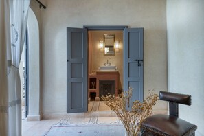 Habitación estándar doble, baño privado | Baño | Ducha, artículos de higiene personal gratuitos y secador de pelo