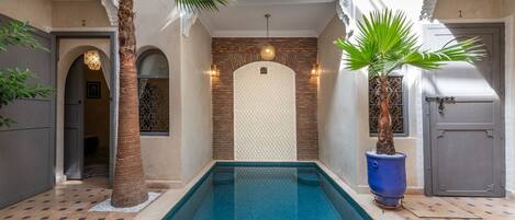 Kolam renang tertutup, kolam renang terbuka, kerusi lepak pantai