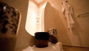 وحدات دش مع أحواض استحمام، مستلزمات مجانية للعناية الشخصية، مناشف