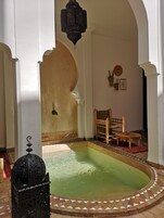 Piscina all'aperto, lettini