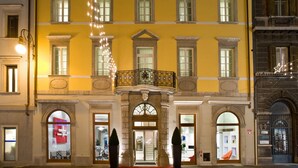 A yellow building with multiple windows and a balcony. - Hotel Coppe (Trieste)