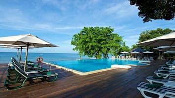 Outdoor pool, pool loungers