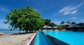 Piscine extérieure, chaises longues