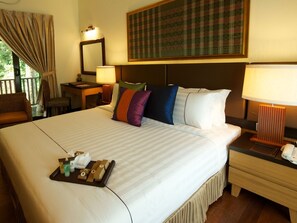 Frigobar, cofres nos quartos