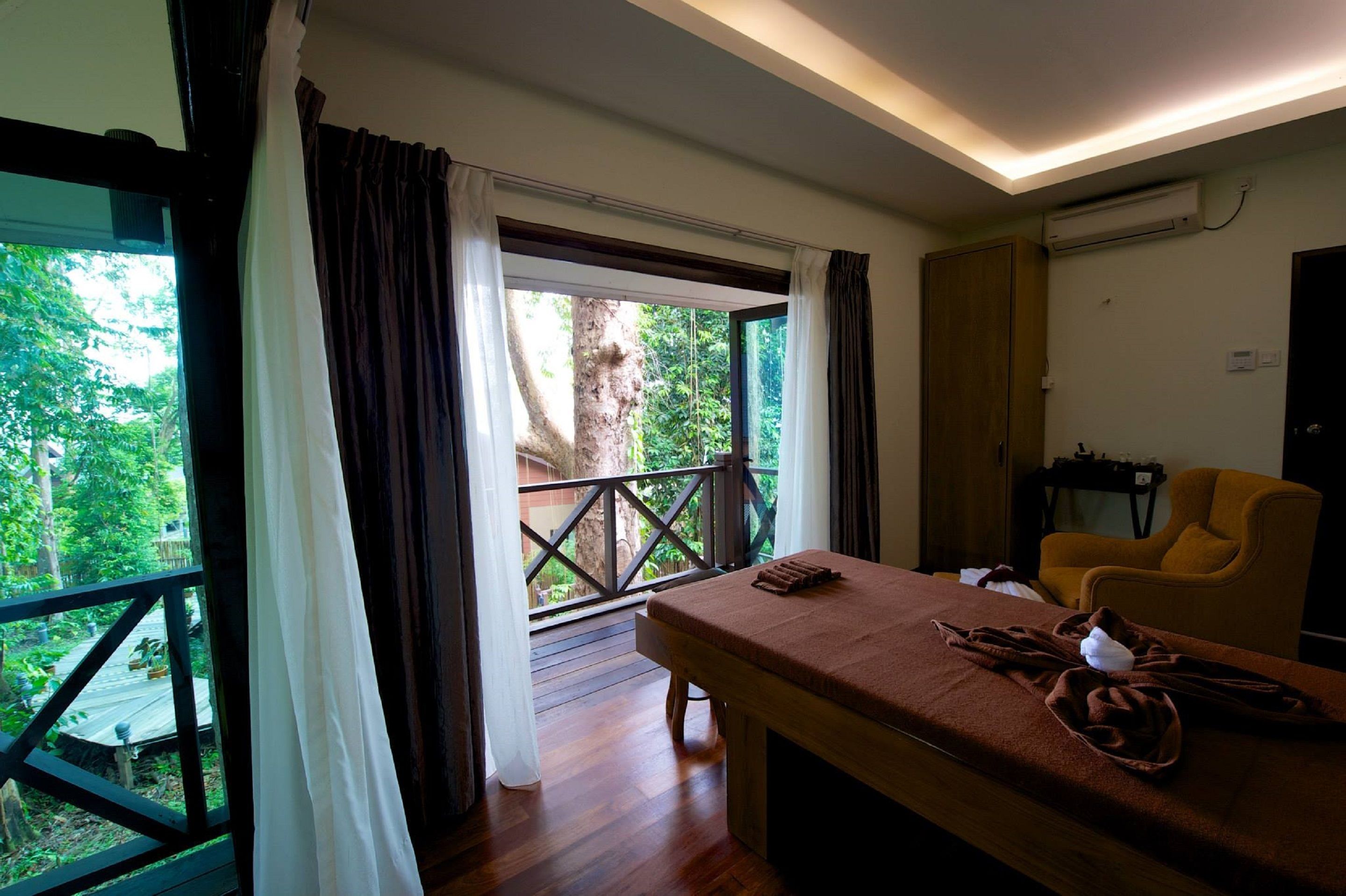 body treatments, aromatherapy, body scrubs, facials