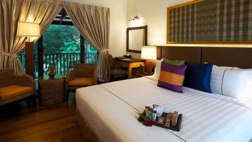 Bar mini, peti besi dalam bilik