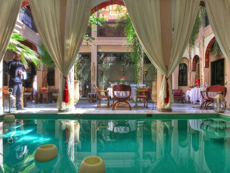 Sisäuima-allas, aurinkotuoleja