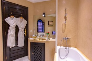 Suite Romantica, 1 letto matrimoniale | Bagno | Set di cortesia gratuito, asciugacapelli, accappatoio, pantofole