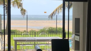 Deluxe Villa | Living room | 32-inch plasma TV with satellite channels, TV - Pescador Lodge (Vilanculos)