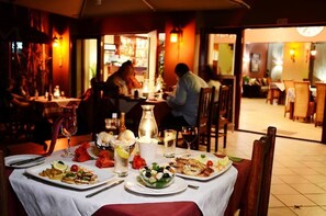 2 Restaurants; Frühstück, Mittagessen und Abendessen werden serviert