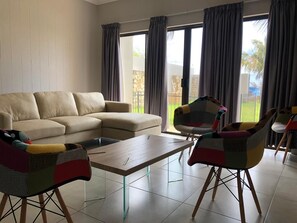 ดีลักซ์วิลล่า | ห้องนั่งเล่น | ทีวีจอพลาสมา 32 นิ้ว พร้อมช่  องดาวเทียม, ทีวี